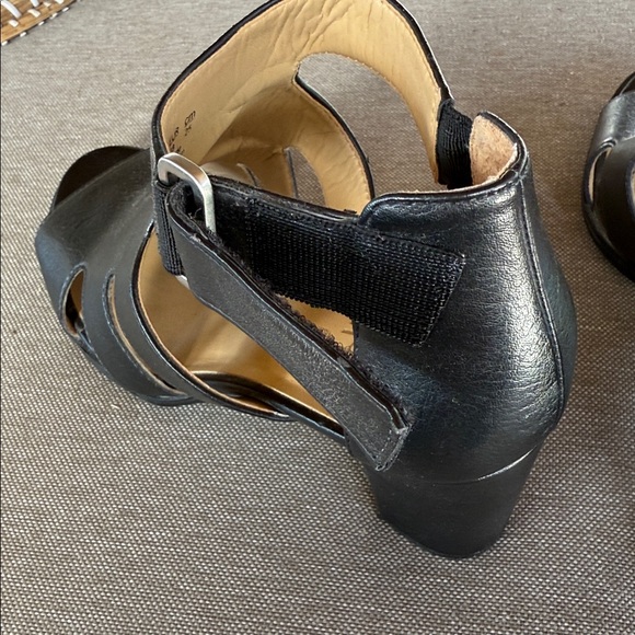 Black strappy block heel naturalized Lexie Sandals - Picture 5 of 5